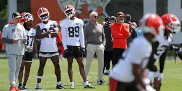 Cleveland Browns fans unleash fury on Kevin Stefanski for Shedeur Sanders  snub as Dillon Gabriel delivers stunning two-word message - Motociclismo