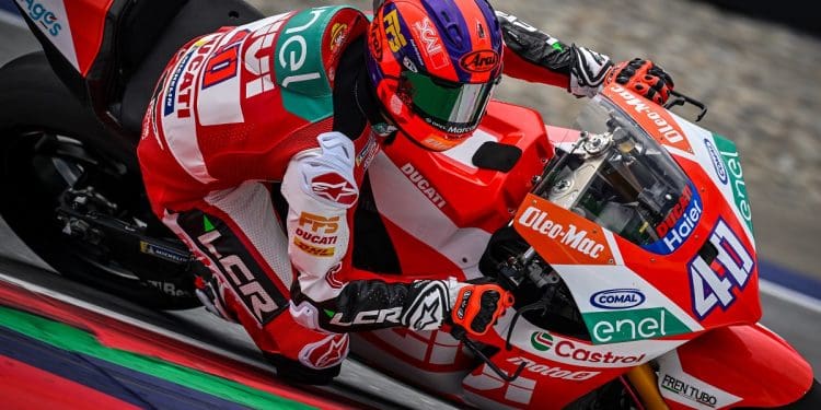 Mattia Casadei mantém-se vivo na luta pelo título com a pole position em Misano