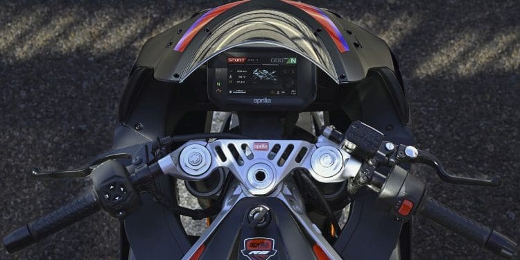 Street naked Aprilia Tuono 457 quase a ser desvendada