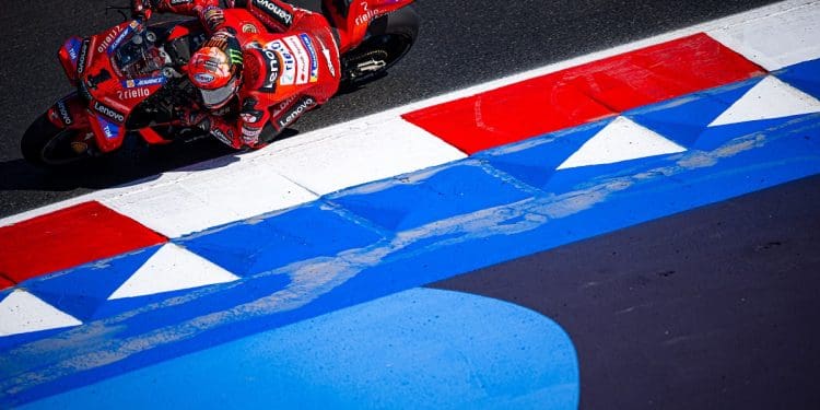 Francesco Bagnaia opõe-se a comunicação direta/piloto equipa durante a corrida