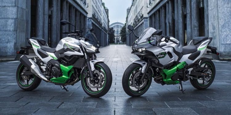 Kawasaki continua a avançar para um futuro híbrido com os modelos Versys e Eliminator
