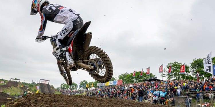 Vitória de Kay de Wolf na corrida de qualificação do MX2 na Letónia