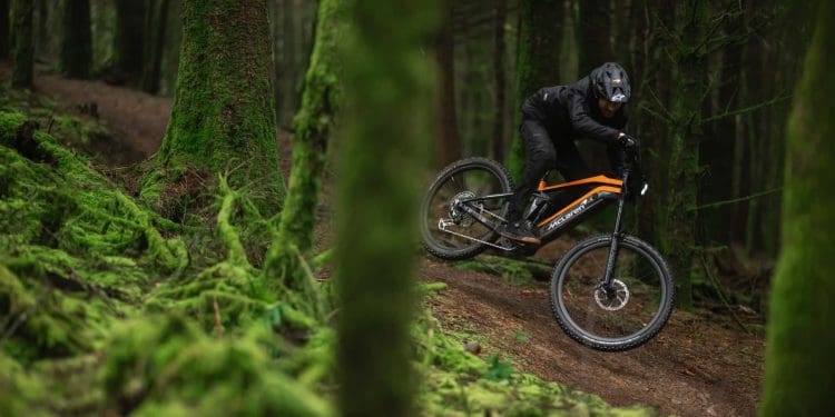 As novas e-bikes da McLaren têm mais binário do que uma KTM SuperDuke 1390