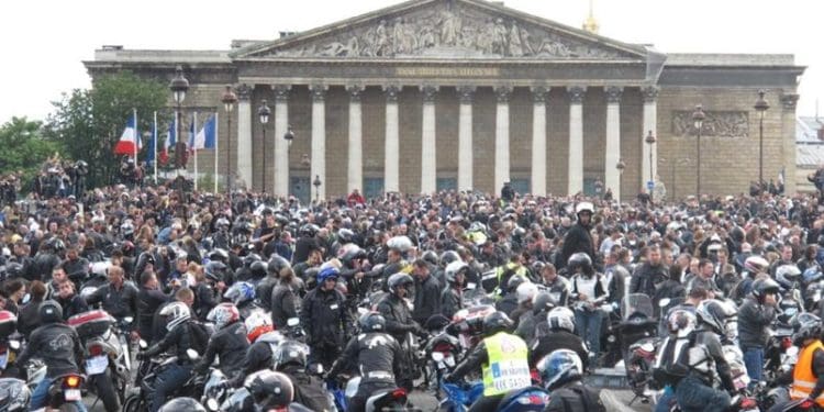 Motociclistas franceses invadem as ruas em protesto contra inspeções técnicas