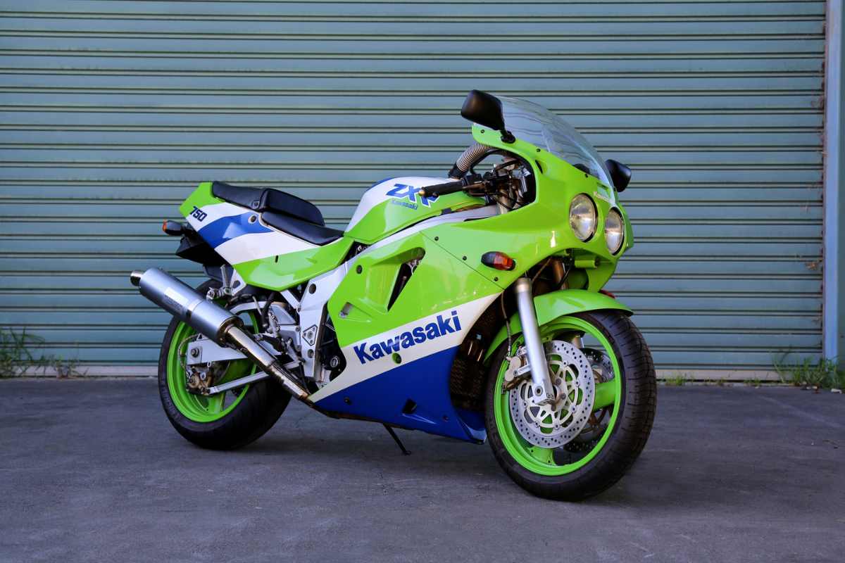 The Kawasaki ZXR 750R is an icon of the super sports bikes of the 