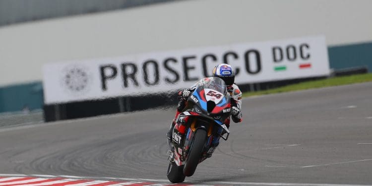 Toprak Razgatlioglu implacável selou pole position do WSBK em Donington Park