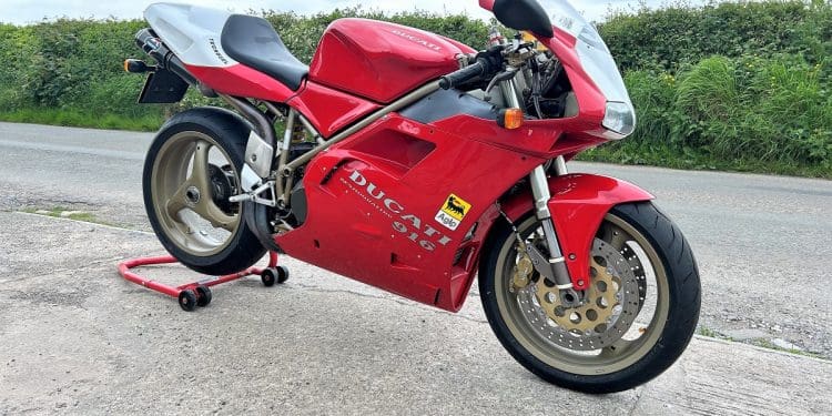 Esta impressionante Ducati 916 está em leilão… e parece uma pechincha