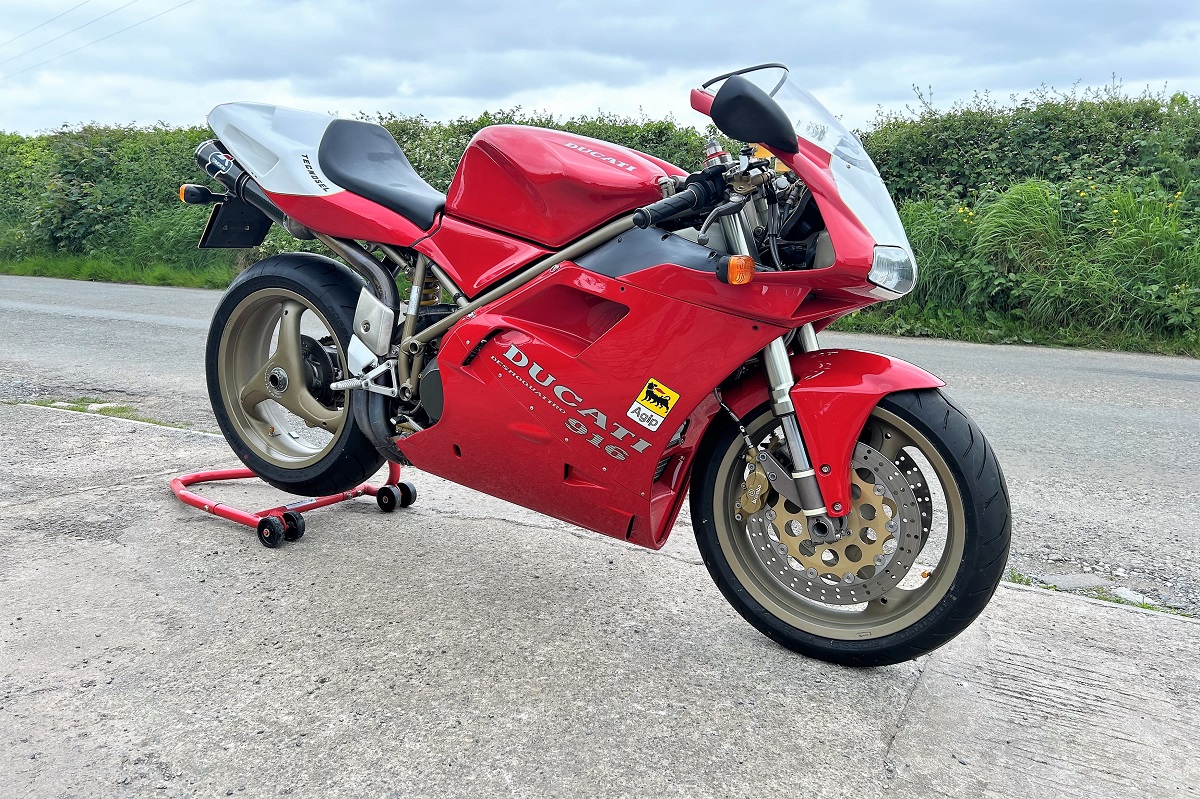 Esta impressionante Ducati 916 está em leilão… e parece uma pechincha