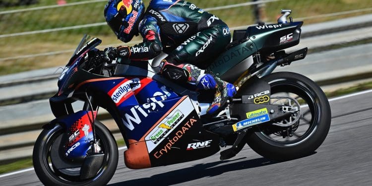 Razlan Razali aponta o dedo à CryptoDATA: ‘Ia para um GP com zero saldo na conta’