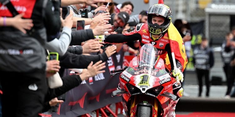 Álvaro Bautista ataca topo do WSBK em Assen