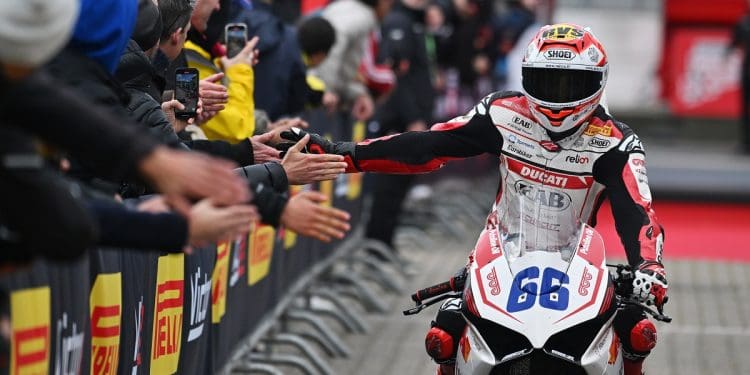 Meio dia depois, triunfo dominador de Niki Tuuli na corrida 1 do WSSP em Magny-Cours