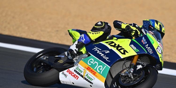 Óscar Gutiérrez bateu Eric Granado em empolgante luta pela vitória na corrida 1 do MotoE em Barcelona