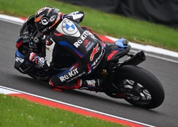 Toprak Razgatlioglu caiu, mas BMW foi a mais veloz de sexta-feira com Michael van de Mark; Ivo Lopes fora do top 20