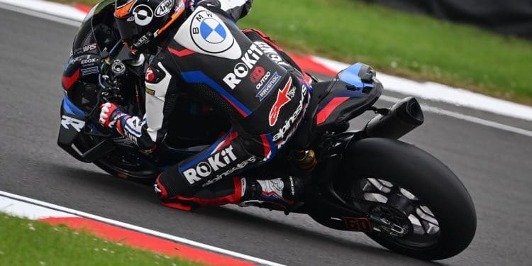 Toprak Razgatlioglu caiu, mas BMW foi a mais veloz de sexta-feira com Michael van de Mark; Ivo Lopes fora do top 20