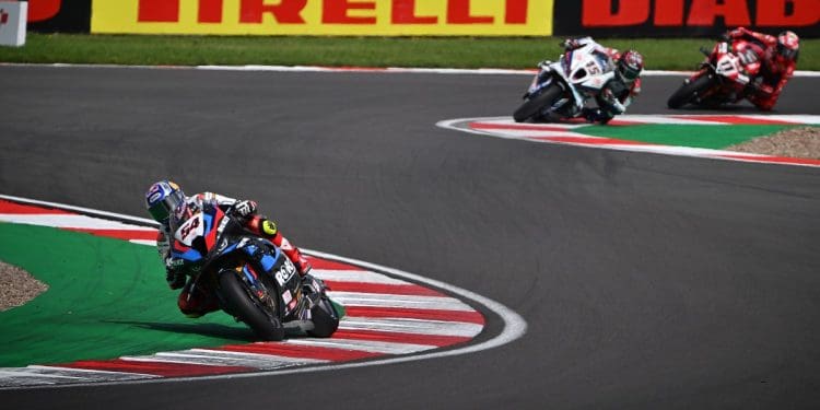 Alex Hoffmann duvida que pilotagem de Toprak Razgatlioglu funcione no MotoGP