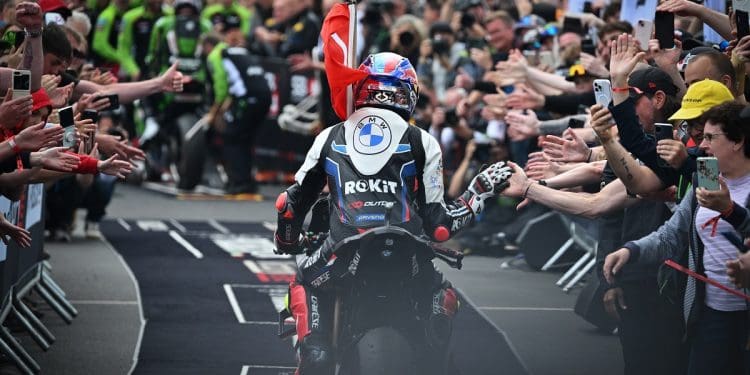 Toprak Razgatlioglu a duas vitórias de fazer história no WSBK