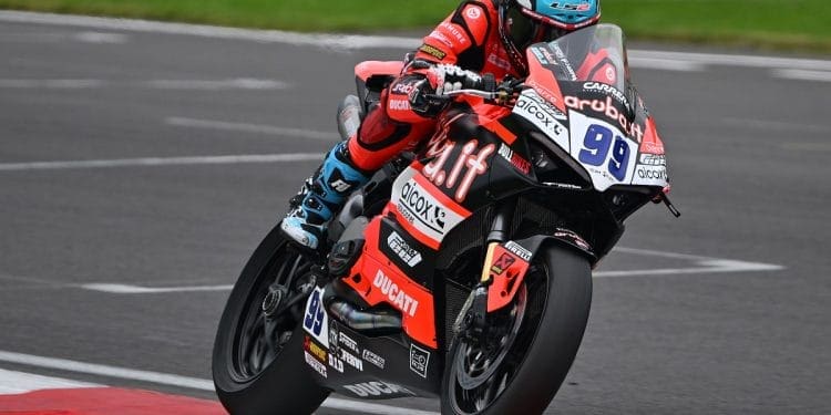 Adrián Huertas não perdoa em Portimão e está de volta às pole positions no WSSP