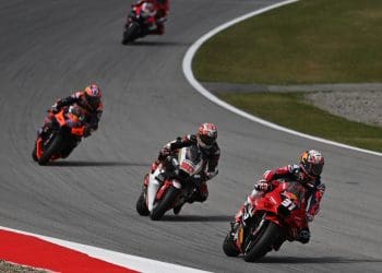 Pedro Acosta caiu, levantou-se, pontuou… e bateu todas as Honda