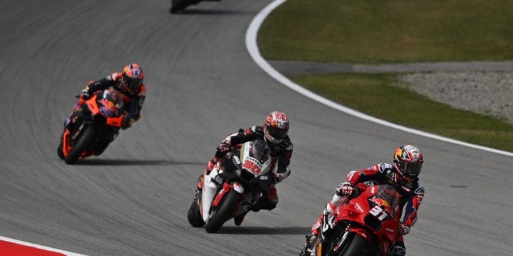 Pedro Acosta caiu, levantou-se, pontuou… e bateu todas as Honda