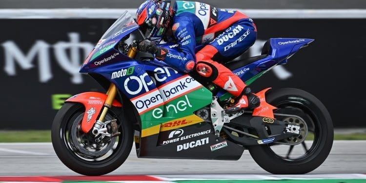 Volta recorde e liderança de Kevin Zannoni no treino 2 do MotoE na Áustria