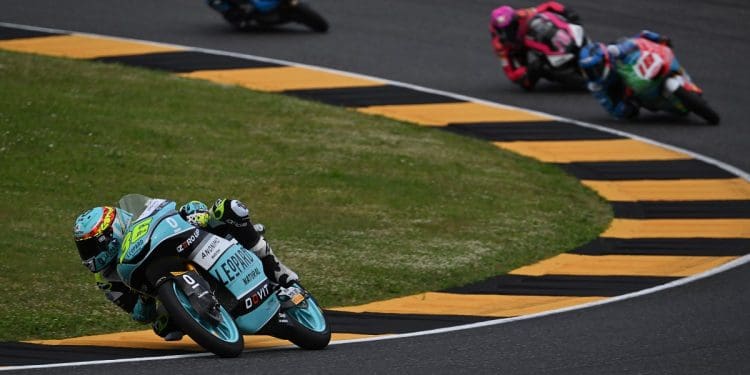 Ángel Piqueras celebra em Assen a primeira pole position da carreira no Moto3