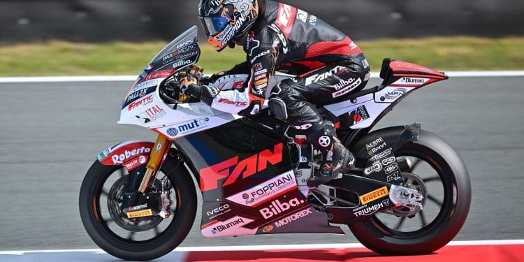 Arón Canet varreu volta recorde e liderou treino 1 do Moto2 na Grã-Bretanha