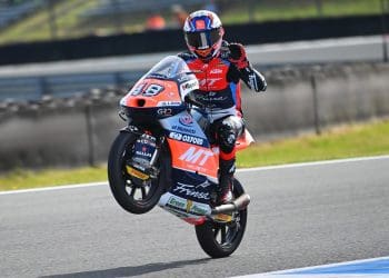 Iván Ortolá festeja aniversário com vitória num GP da Grã-Bretanha de Moto3 de tirar o fôlego