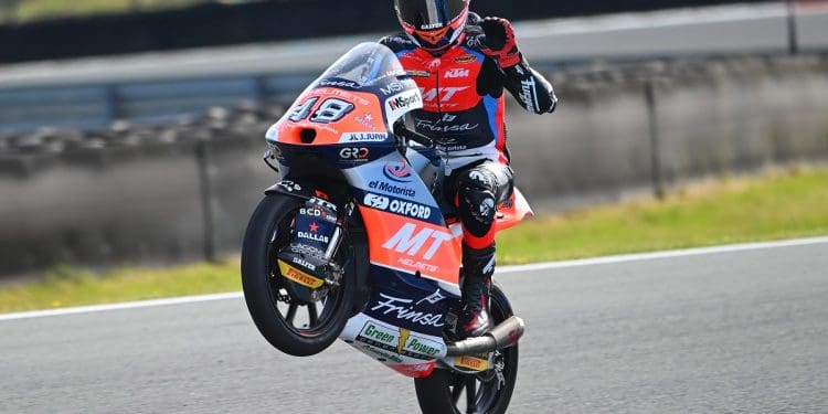 Iván Ortolá festeja aniversário com vitória num GP da Grã-Bretanha de Moto3 de tirar o fôlego