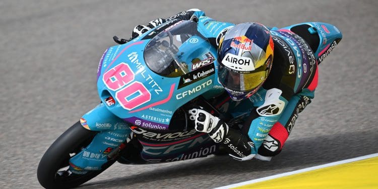 David Alonso vence corrida de loucos no Moto3, com a vitória a ser disputada até ao último segundo; Drama no arranque para Ortolá
