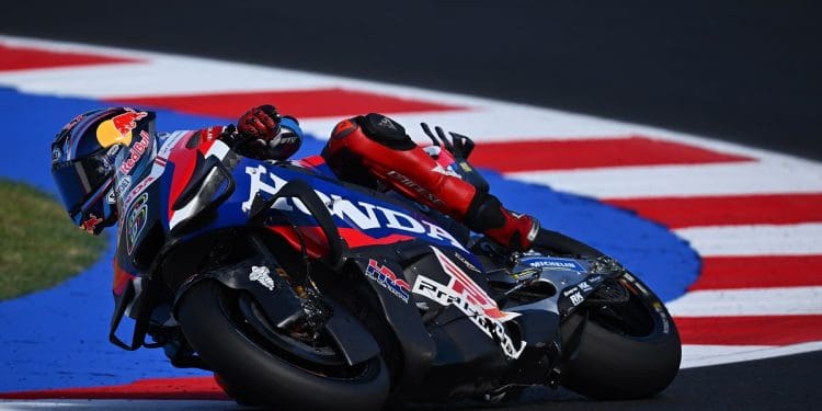 Situação difícil para Stefan Bradl na Honda: ‘Obrigam-me a pilotar a moto com coisas que não funcionam’