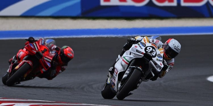 Carlo Pernat «avisa» Martín e Pecco Bagnaia contra erros: ‘Permitem Bastianini e Marc Márquez aproximarem-se’