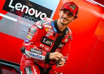 ‘Estivemos a falar sobre não atirar a película no arranque, mas se tiveres um inseto na viseira…’ – Pecco Bagnaia