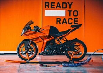 A KTM RC 390 e 125 de 2024 chega com dois novos esquemas de pintura disponíveis