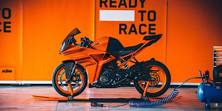 A KTM RC 390 e 125 de 2024 chega com dois novos esquemas de pintura disponíveis