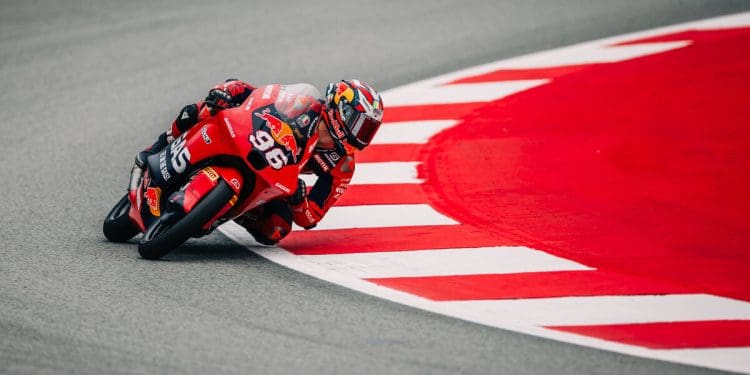 Daniel Holgado na frente do Treino 1 de Moto3 em Barcelona por apenas 0,081s
