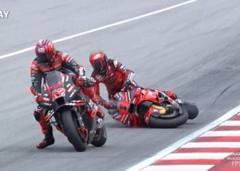 Vídeo: Inusitado acidente de Pecco Bagnaia após o treino de arranque no FP1