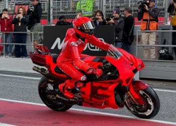 Imagens e vídeos: Marc Márquez já em pista no vermelho Ducati
