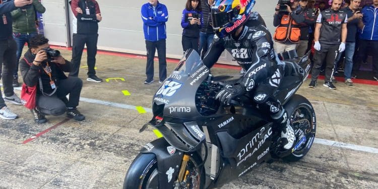 Vídeo: As primeiras voltas de estreia com a Yamaha M1 por parte de Miguel Oliveira