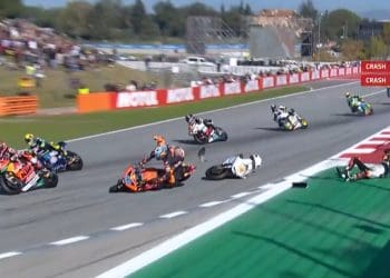 Vídeo: Celestino Vietti e Zonta VD Goorbergh acabam época de Moto2… no chão e por pouco Deniz Oncu não teve o mesmo destino