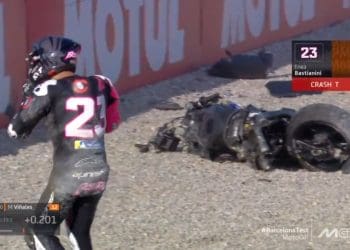 Vídeo: Enea Bastianini já dá prejuízo à GASGAS Tech3 e RC16 ficou em pedaços – Sessão teve de ser interrompida para limpeza da pista