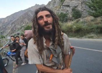 Do 8 ao 80: Ex-piloto de Moto2 muda de vida e anda descalço há seis anos até ao Paquistão em busca de Deus