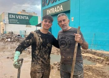 Atitude de campeão também fora das pistas: David Alonso lança mão à obra e ajuda nas limpezas em Valência