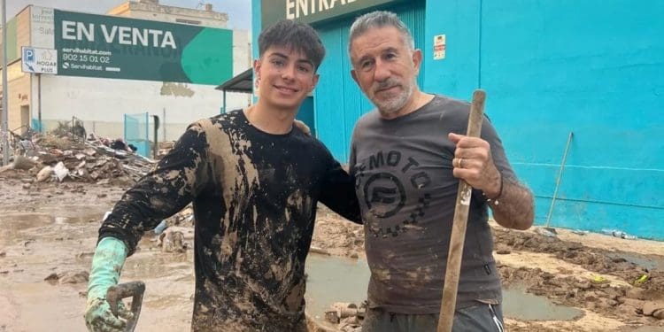 Atitude de campeão também fora das pistas: David Alonso lança mão à obra e ajuda nas limpezas em Valência