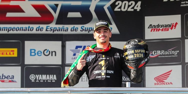 Tomás Alonso salta para a história ao ser campeão de Espanha de Supersport 300