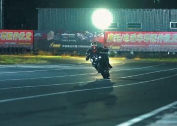 Vídeo: Nova Kove 450R, naked streetfighter tetracilíndrica minimalista