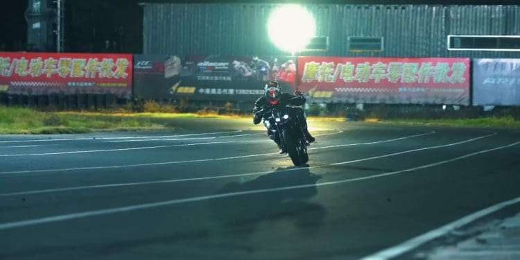 Vídeo: Nova Kove 450R, naked streetfighter tetracilíndrica minimalista