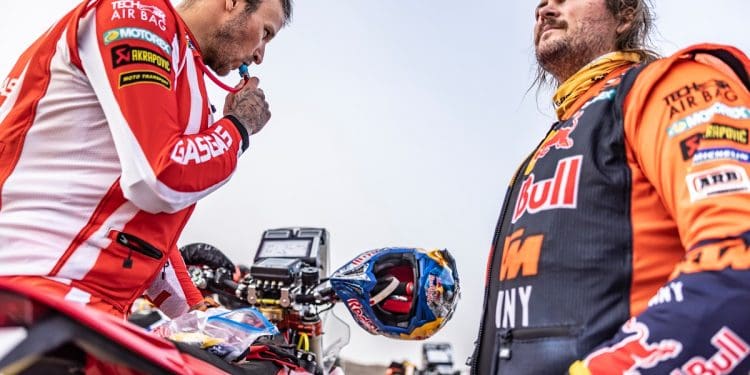 Toby Price e Sam Sunderland juntos no Dakar 2025… de carro!