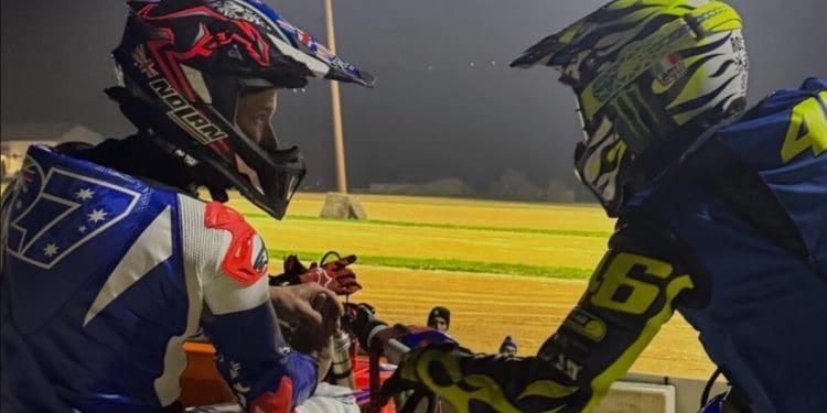 Vídeo: Não é miragem não – Casey Stoner «perdoado» por Valentino Rossi, esteve a rodar lado a lado de Il Dottore no Rancho