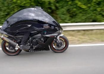 Andar de moto à chuva sem ficar molhado? Eis uma solução peculiar e eficiente