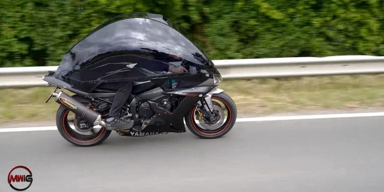 Andar de moto à chuva sem ficar molhado? Eis uma solução peculiar e eficiente